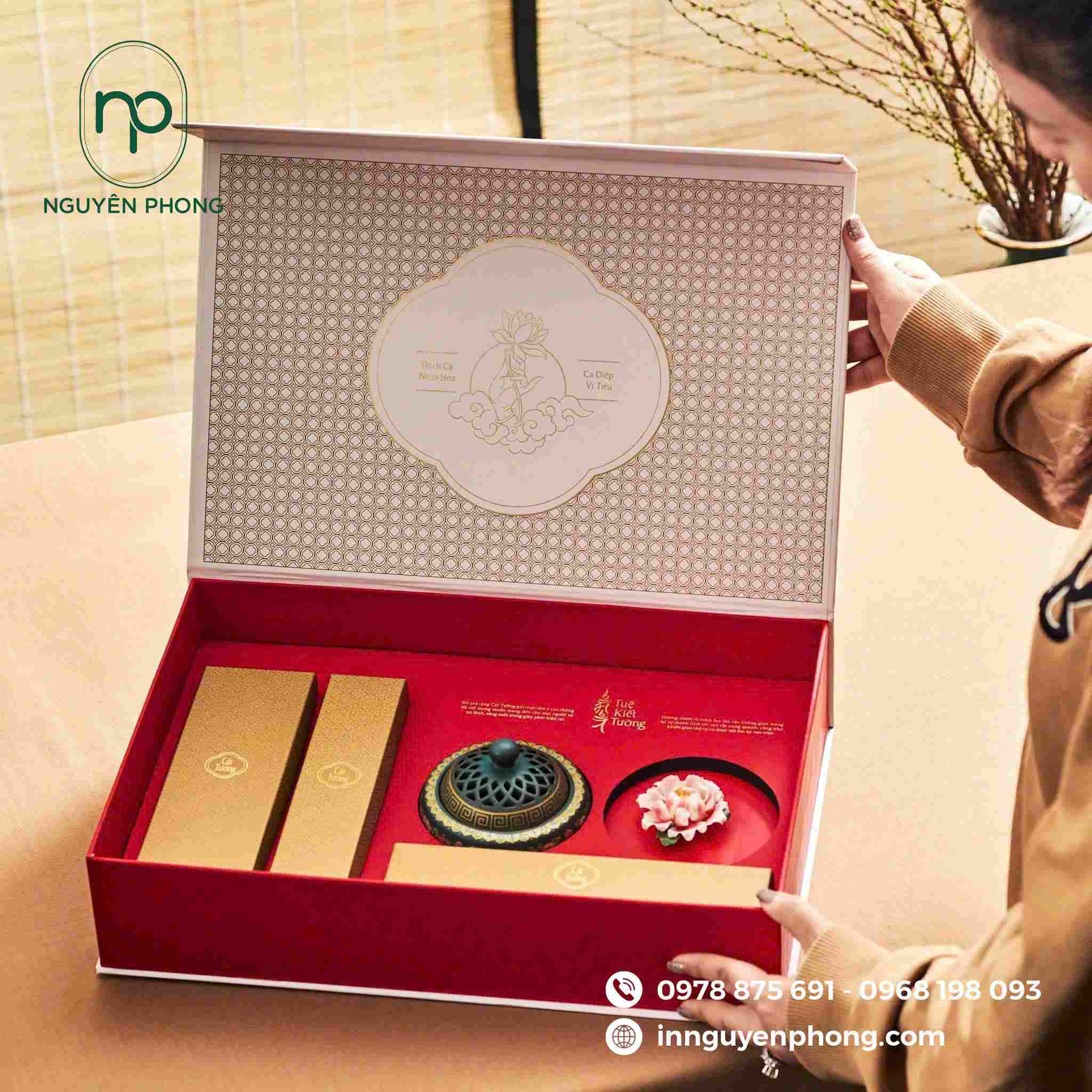 Giấy mỹ thuật tạo điểm nhấn độc đáo cho hộp quà